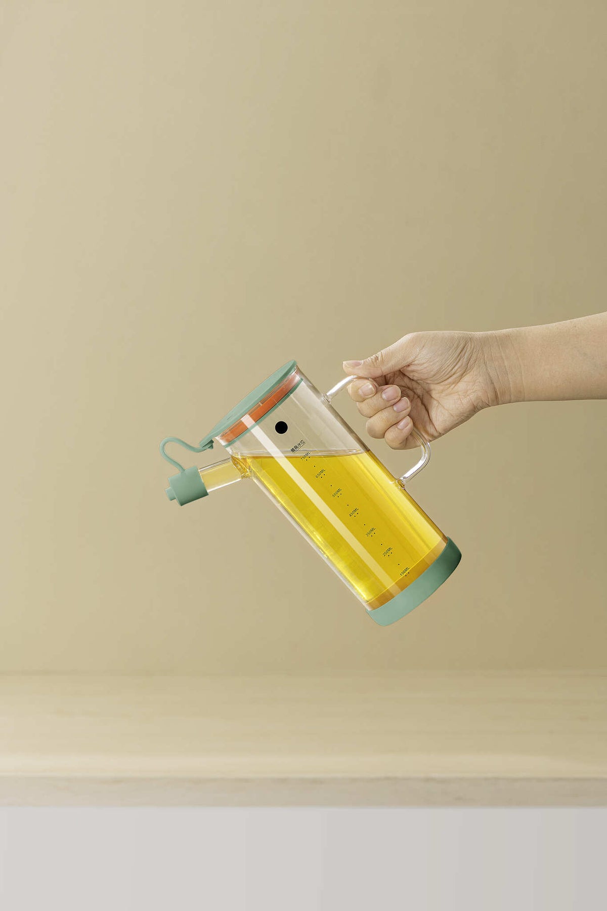Sage green 750 ml kitchen oil dispenser with anti-drip spout